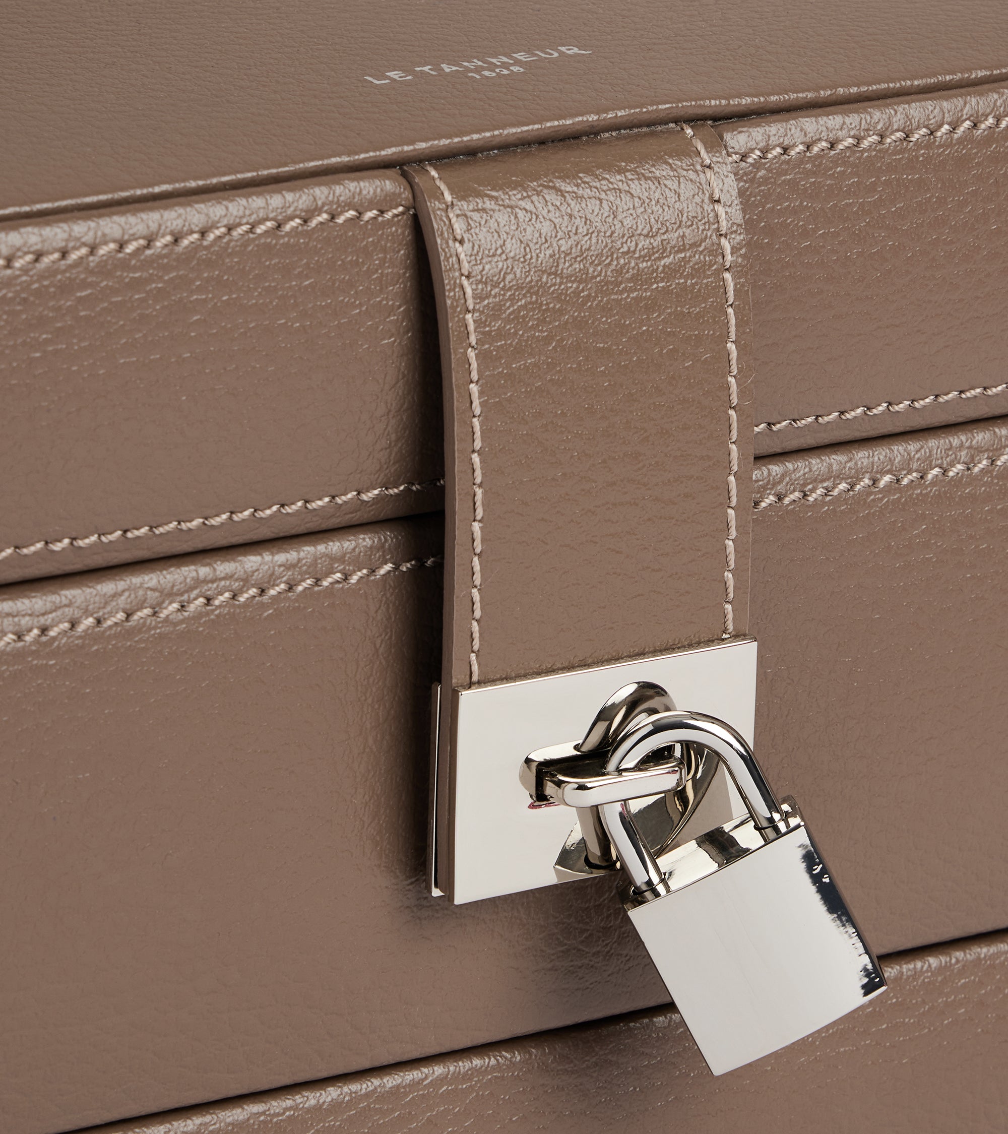 Medium automatic opening jewelry box in leather