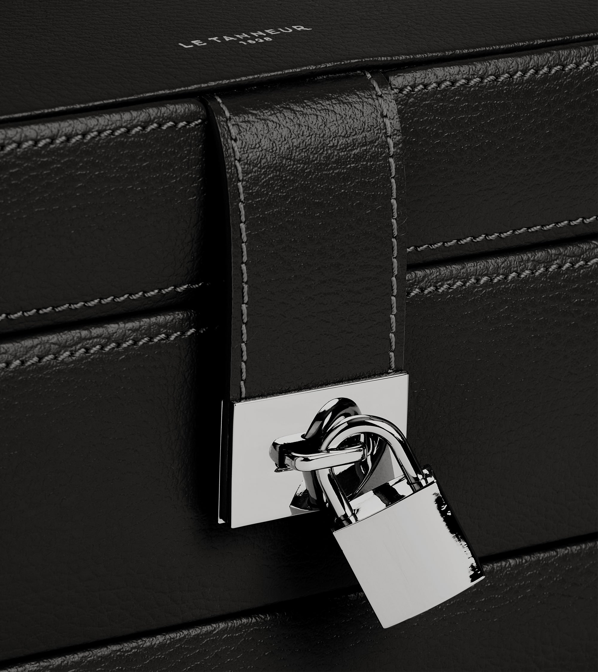 Medium automatic opening jewelry box in leather