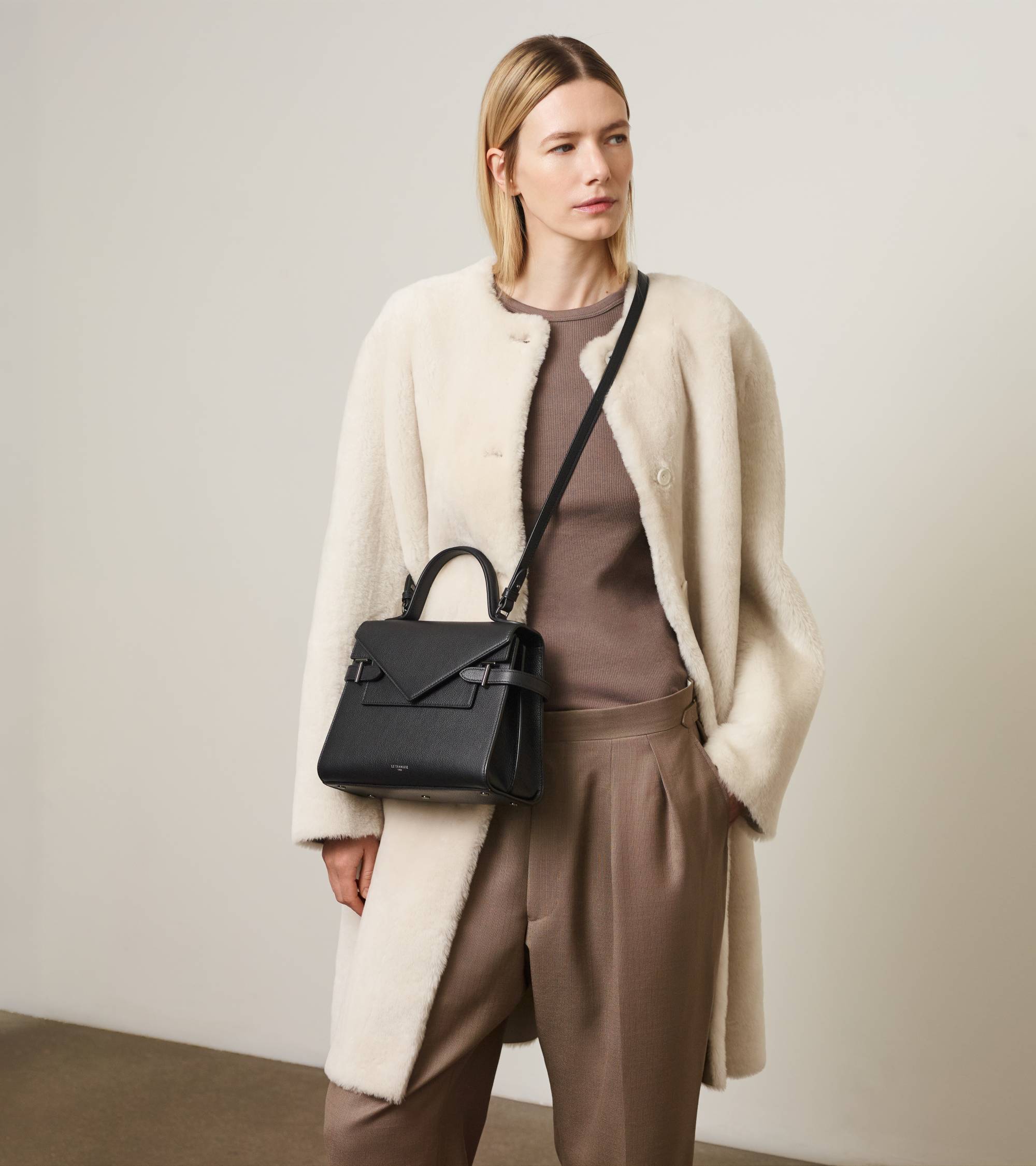 Bolso de mano mediano Emilie de piel texturizada con doble solapa