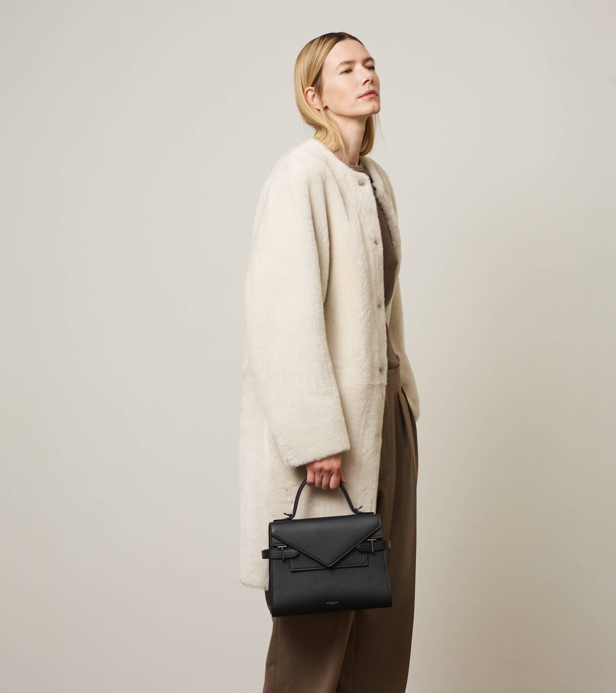 Bolso de mano mediano Emilie de piel texturizada con doble solapa