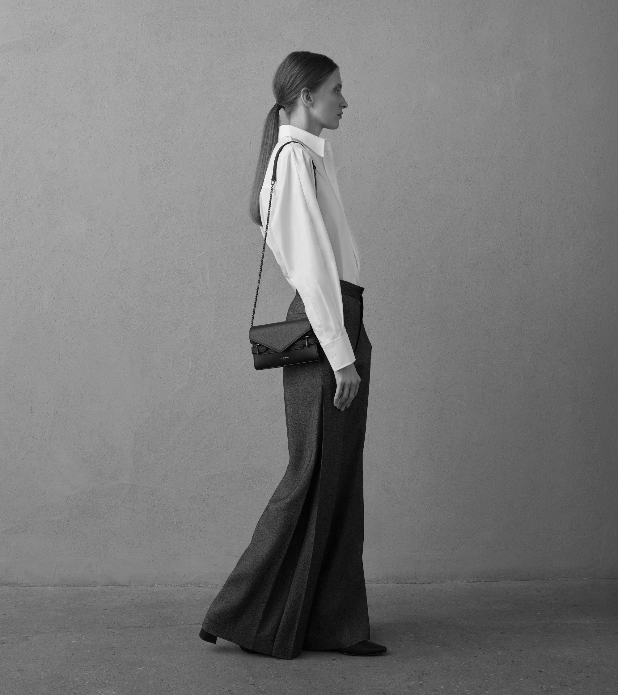 Emilie Clutch aus genarbtem Leder mit doppelter Überschlag-Schulterriemen