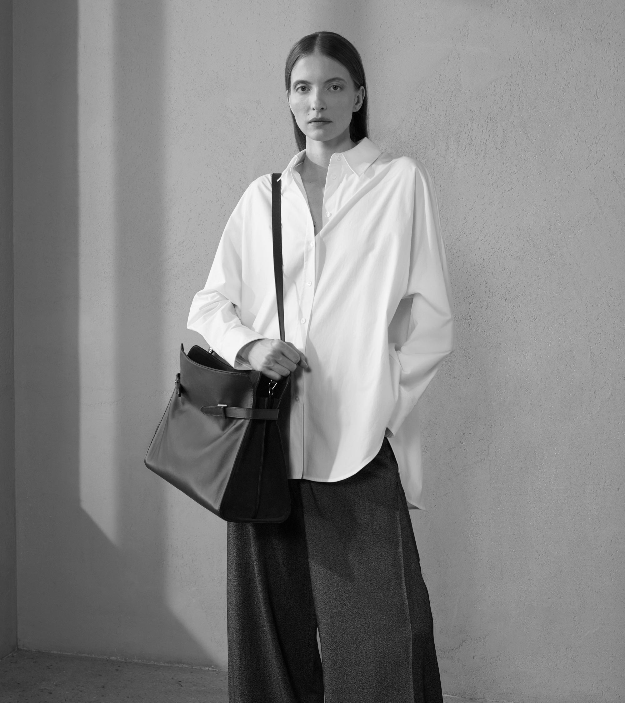 Emie maxi shoulder bag in smooth leather and nubuck