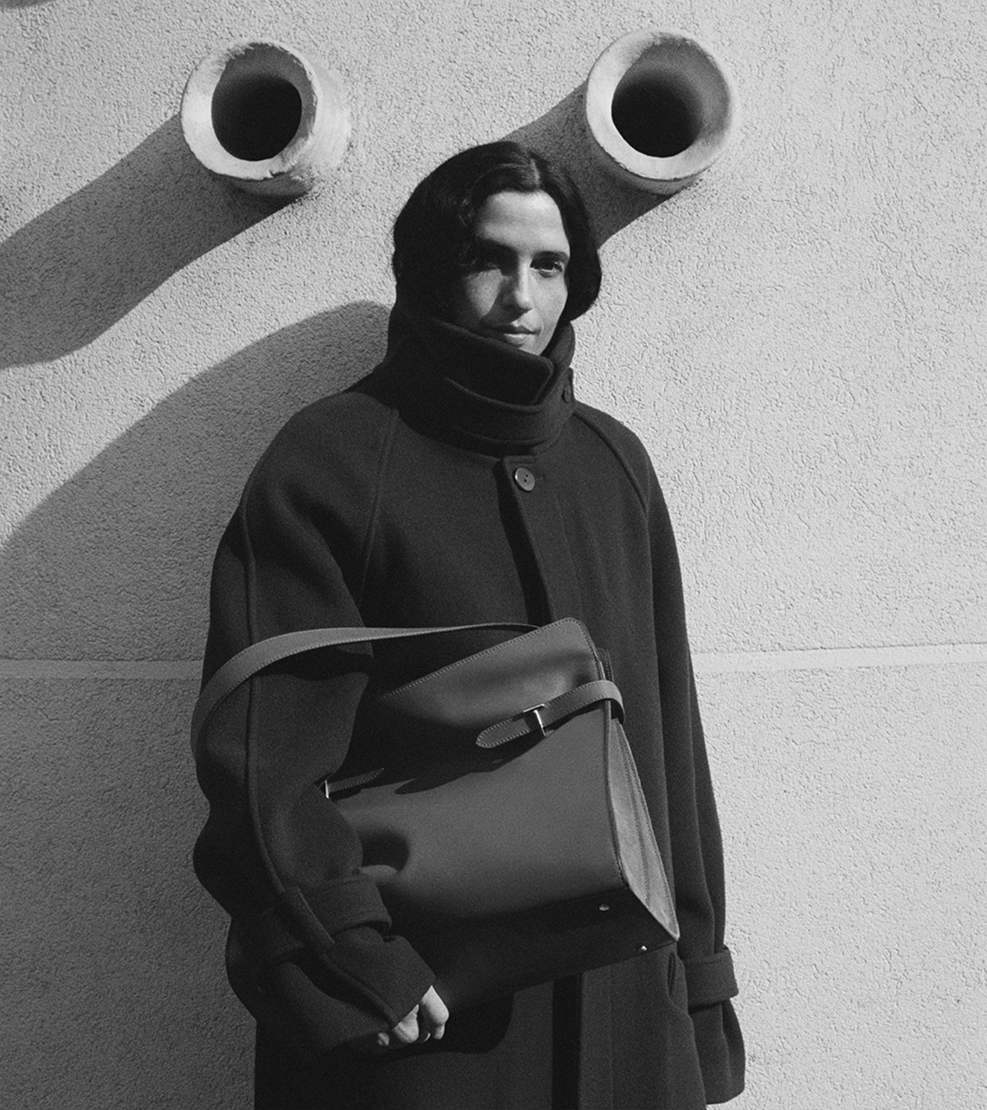 Schultertasche Maxi-Modell Emie aus glattem Leder und Nubukleder