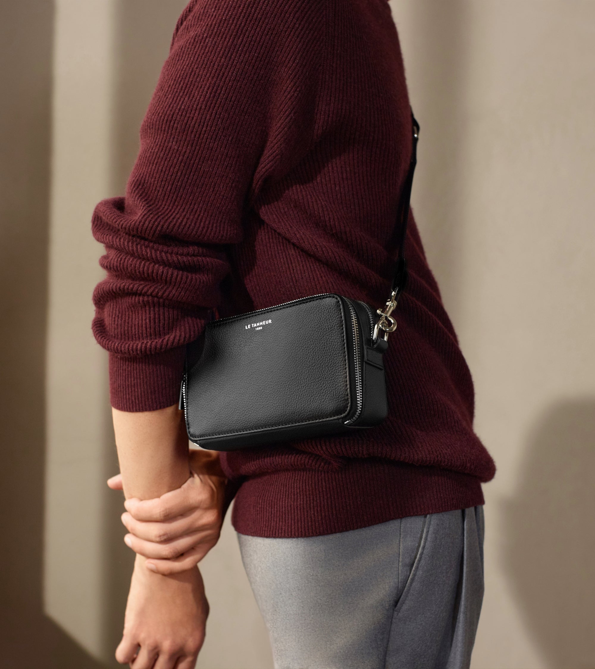 Kleine Umhängetasche Emile aus genarbtem Leder mit 2 Fächern