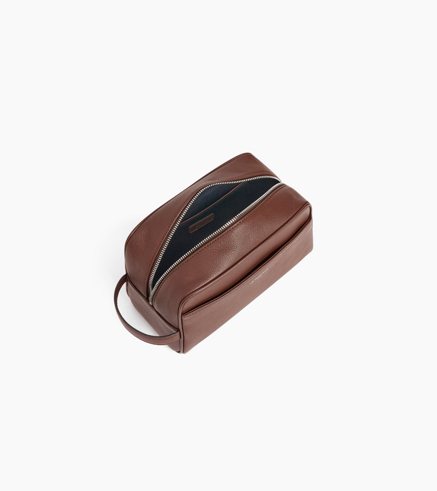 Toiletry bag in grained leather