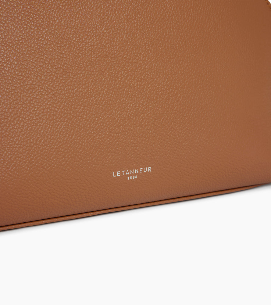 Half-moon toiletry bag in grained leather