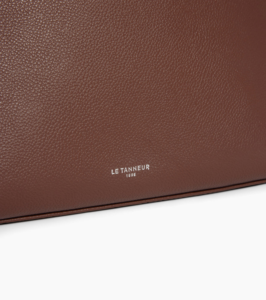 Half-moon toiletry bag in grained leather