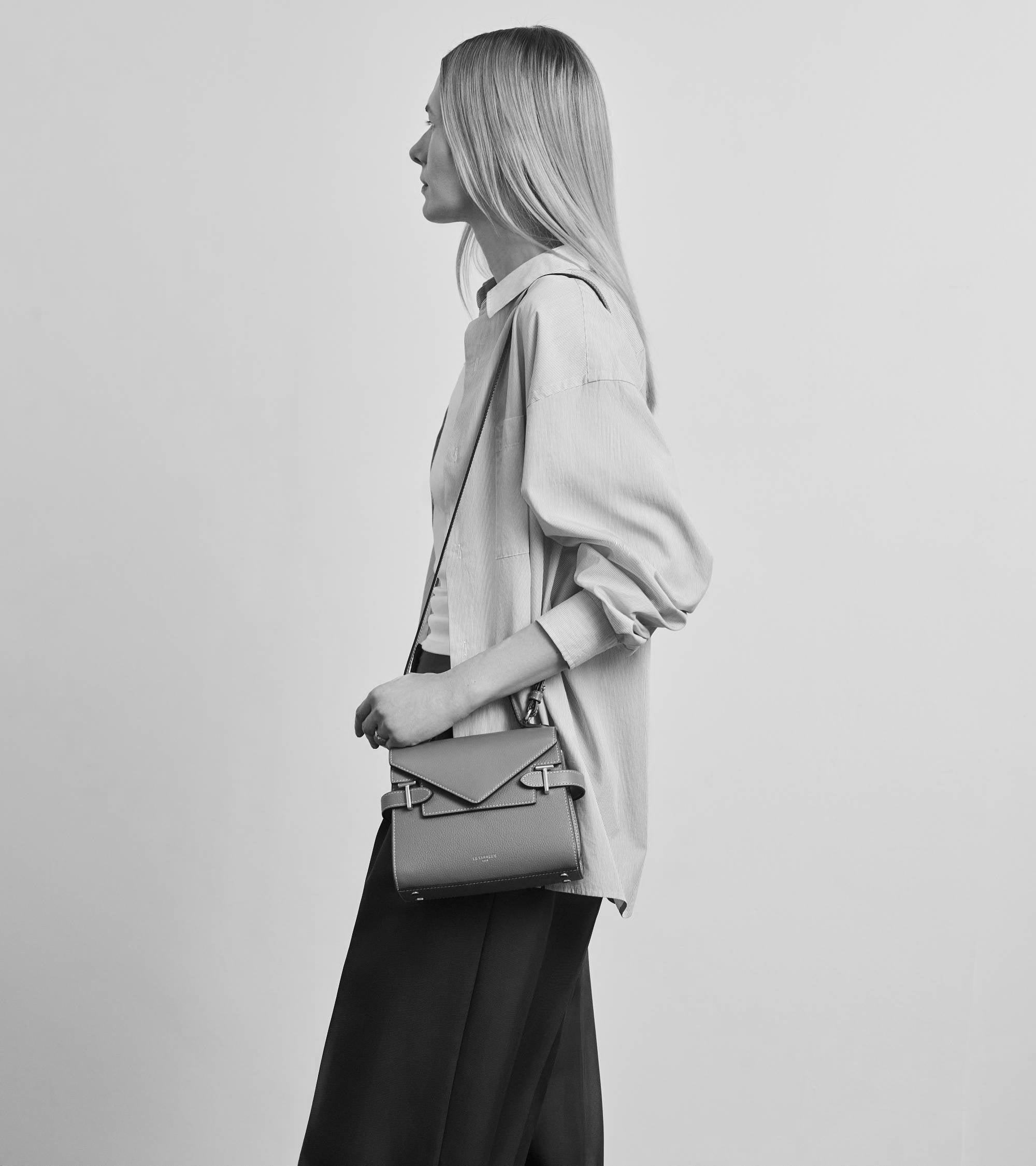 Kleine Handtasche Emilie aus genarbtem Leder mit Doppelklappe